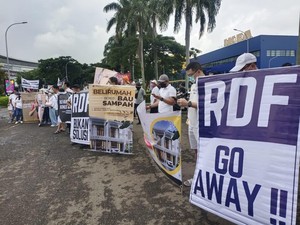 Manajemen JGC Cakung Buka Suara soal Warga Protes Bau Sampah-Jalan Rusak