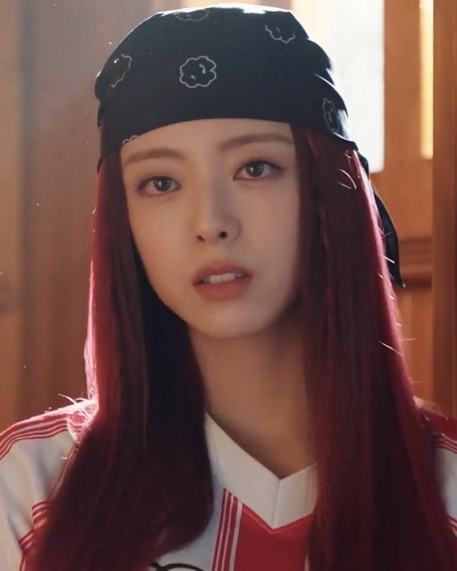 Momen kebersamaan mereka di lokasi syuting tak luput dari sorotan penggemar. Dalam video behind the scene yang diunggah tvN, Park Shin Hye tampak memberikan saran kepada Yuna ITZY yang baru memulai akting untuk selalu berdiskusi dengan lawan mainnya agar bisa mendapatkan adegan terbaik. Foto: dok. tvN