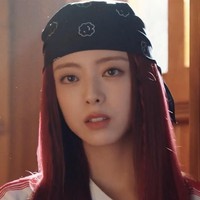 Momen kebersamaan mereka di lokasi syuting tak luput dari sorotan penggemar. Dalam video behind the scene yang diunggah tvN, Park Shin Hye tampak memberikan saran kepada Yuna ITZY yang baru memulai akting untuk selalu berdiskusi dengan lawan mainnya agar bisa mendapatkan adegan terbaik. Foto: dok. tvN