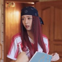 Karakter Yuna ITZY muncul dalam episode pertama Undercover Miss Hong, saat memergoki si ‘kakak’ Park Shin Hye tiba-tiba masuk ke dalam kamarnya. Foto: dok. tvN