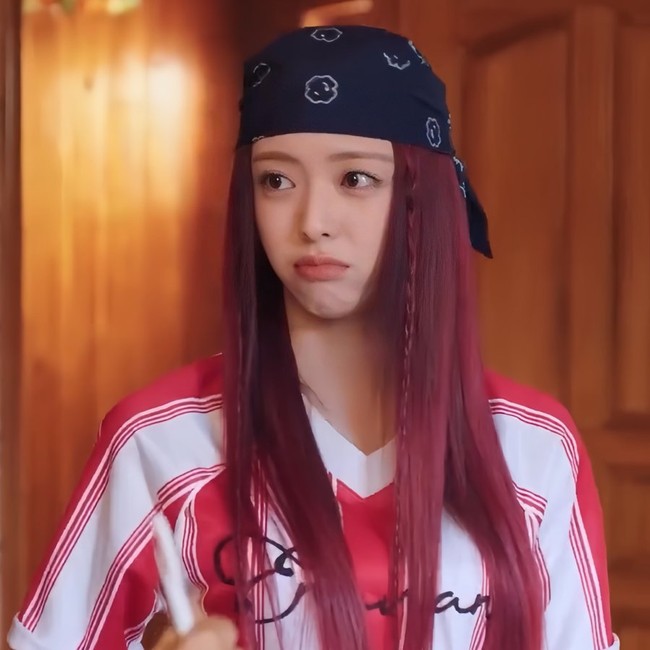 Adegan tersebut juga menyorot pertengkaran keduanya sebagai kakak-adik. Tak sedikit netizen memuji tim produksi drama Korea Undercover Miss Hong karena berhasil menemukan pemeran adik yang mirip Park Shin Hye. Foto: dok. tvN