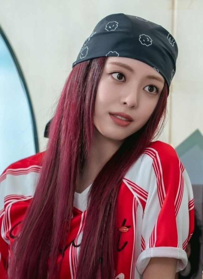 Yuna ITZY sukses mencuri perhatian netizen dengan debut aktingnya di drama Korea Undercover Miss Hong. Foto: dok. tvN