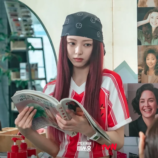 Masih dalam episode yang sama, Yuna ITZY membantu Park Shin Hye menyamar sebagai gadis berusia 20 tahun dan memakai namanya, demi melancarkan misi menyelidiki aliran dana mencurigakan di perusahaan sekuritas. Sampai memotong rambut pendek agar terlihat lebih muda dari usia aslinya. Foto: dok. tvN