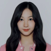 ”Kalau kalian tidak menulis umurnya, aku nggak bakal tahu,” “Sepertinya dokter bedah plastik melakukan kesalahan,” “Kenapa dia terlihat begitu tua,” komentar sejumlah netizen di forum komunitas Korea. Foto: Instagram