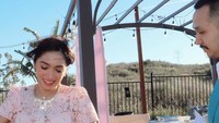 Kemudian Angel Karamoy diberikan tas lagi, kali ini merek Louis Vuitton. (Foto: dok Instagram realangelkaramoy)