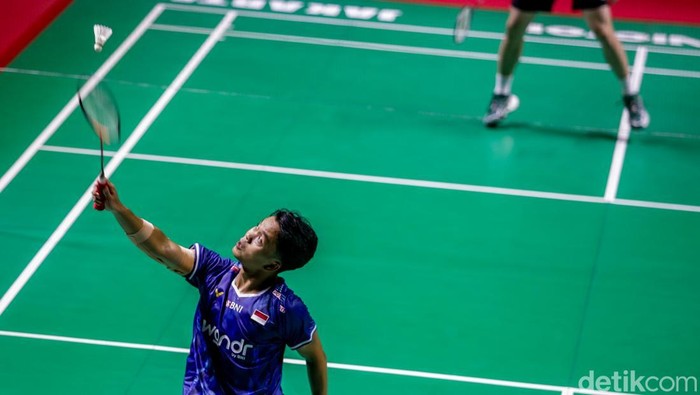 Anthony S Ginting bertanding melawan wakil Thailand Kantaphon Wangcharoen di babak kualifikasi Daihatsu Indonesia Masters 2026 di Istora Senayan, Jakarta, Selasa (20/1/2026). Ginting menang 2 set 21-12 dan 21-7.