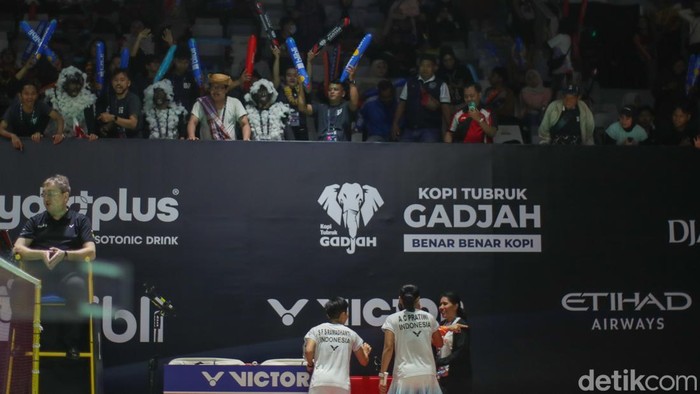 Sorak penonton bergema di Istora Senayan sejak pertandingan pembuka di Istora Senayan, Jakarta, Selasa (20/1/2026).