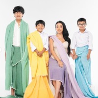 Asri tampil anggun dalam balutan dress nude berpotongan simpel, dipadukan dengan kain ungu lembut yang disampirkan di bahu dan menjuntai hingga lantai. Siluet busananya memberi kesan feminin dan elegan, namun tetap modern. Foto: Instagram/@riomotret