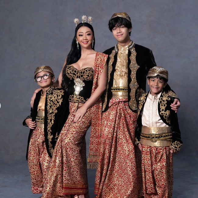 Gaya Asri Welas di Pemotretan Bareng 3 Anak, Seksi Bergaun Strapless