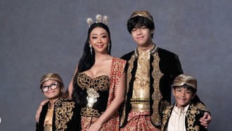 Gaya Asri Welas di Pemotretan Bareng 3 Anak, Seksi Bergaun Strapless