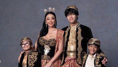 Gaya Asri Welas di Pemotretan Bareng 3 Anak, Seksi Bergaun Strapless