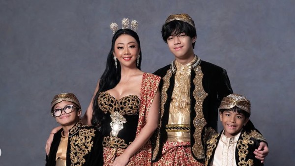 Gaya Asri Welas di Pemotretan Bareng 3 Anak, Seksi Bergaun Strapless