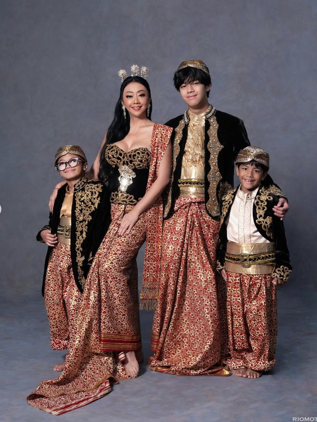 Gaya Asri Welas di Pemotretan Bareng 3 Anak, Seksi Bergaun Strapless