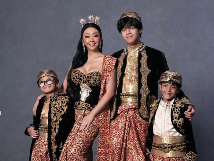 Asri Welas soal Viral Pemotretan dengan Ketiga Anak