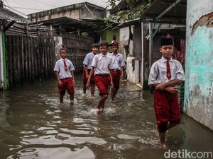 Banjir Jadi Rutinitas, Murid SD di Bekasi Tetap Menembus Genangan ke Sekolah