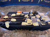 Ini Revolver-Laras Panjang Sitaan Polisi dari Gudang Senpi Rakitan di Sumedang
