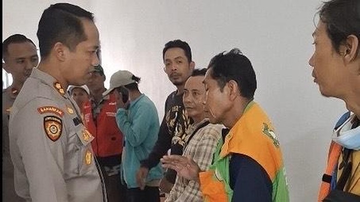 Belasan jukir liar diamankan polisi dari beberapa kawasan Surabaya.