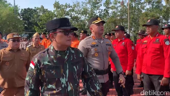 Bupati Sujiwo tinjau kesiapan tim pemadam karhutla.