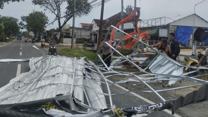 Puting Beliung Terjang Sukolilo Lamongan, Rumah-Warung Rusak
