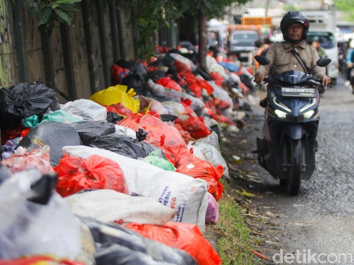 Kondisi tumpukan sampah masih ditemukan di sejumlah titik di kawasan Jalan Ciputat, Tangerang Selatan, meskipun status tanggap darurat sampah jilid II telah resmi berakhir pada Selasa (20/1/2026). Hasil pemantauan Detikcom hingga pukul 09.45 WIB menu