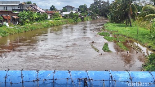 Debit Sungai Jangkuk, Kota Mataram, alami peningkatan usai hujan deras mengguyur Mataram sejak Selasa (20/1/2026).
Nathea Citra/detikBali