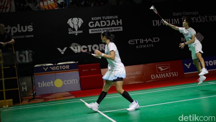 Ganda putri Indonesia kombinasi baru, Amallia Cahaya Pratiwi/Siti Fadia Silva Ramadhanti, mencatat debut manis pada babak pertama Indonesia Masters 2026. Mereka tampil di Istora Senayan, Jakarta, Selasa (20/1/2026).
