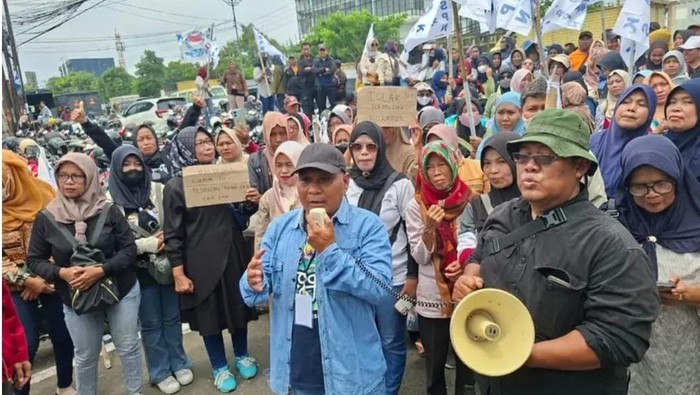 Demo eks karyawan PT Prima Yudha dan PT Bitratex di PN Semarang, Kecamatan Semarang Barat, Kota Semarang, Selasa (20/1/2026).
