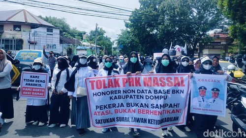 Ratusan non-database BKN saat menggelar aksi di depan kantor DPRD Dompu, Selasa (20/1/2026).