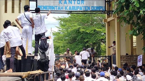 Aksi ratusan pegawai honorer di depan kantor Bupati Dompu, Selasa (20/1/2026).