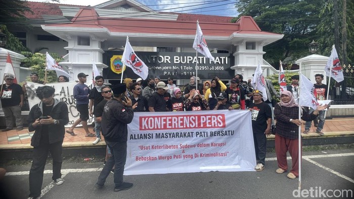 Aliansi Masyarakat Pati Bersatu menggelar konferensi pers atas Bupati Sudewo yang terjaring OTT KPK di depan kantor Bupati Pati, Selasa (20/1/2026).