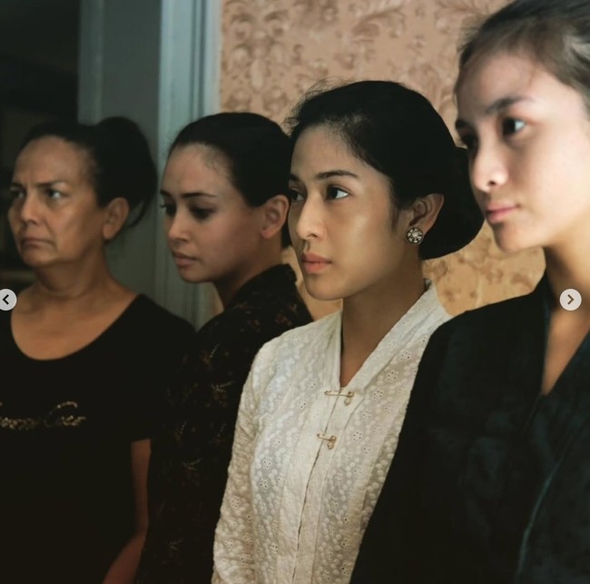 Di akun Instagram pribadinya Dian Sastrowardoyo ikut meramaikan tren 2016. Ia mengunggah beberapa foto-foto lawasnya di tahun 2016. Banyak yang menyebut kecantikannya tetap awet hingga kini. Foto: Instagram/@therealdisastr