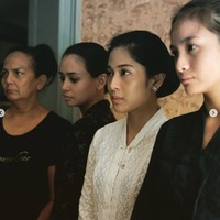 Di akun Instagram pribadinya Dian Sastrowardoyo ikut meramaikan tren 2016. Ia mengunggah beberapa foto-foto lawasnya di tahun 2016. Banyak yang menyebut kecantikannya tetap awet hingga kini. Foto: Instagram/@therealdisastr