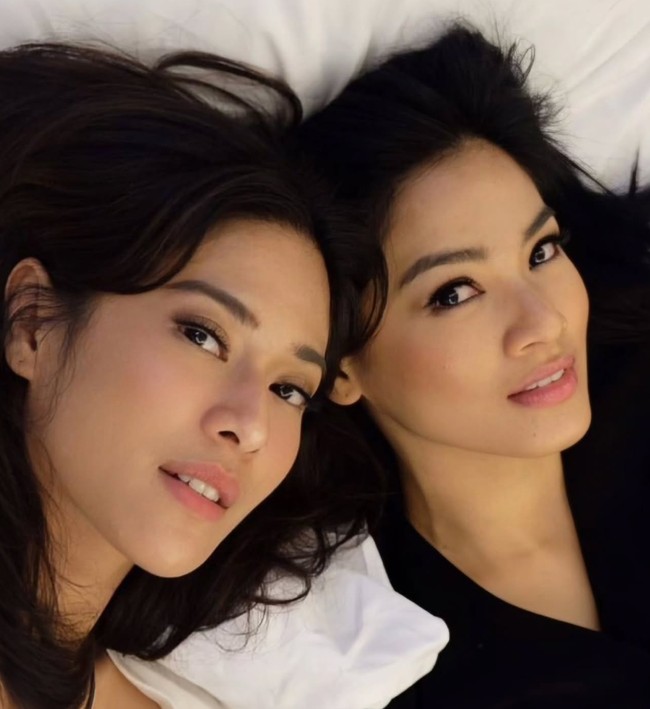 Ia juga memamerkan foto kebersamaannya dengan Titi Kamal. Diketahui keduanya menjadi sahabat di film AADC (Ada Apa Dengan Cinta?). Foto: Instagram/@therealdisastr