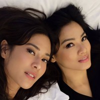 Ia juga memamerkan foto kebersamaannya dengan Titi Kamal. Diketahui keduanya menjadi sahabat di film AADC (Ada Apa Dengan Cinta?). Foto: Instagram/@therealdisastr