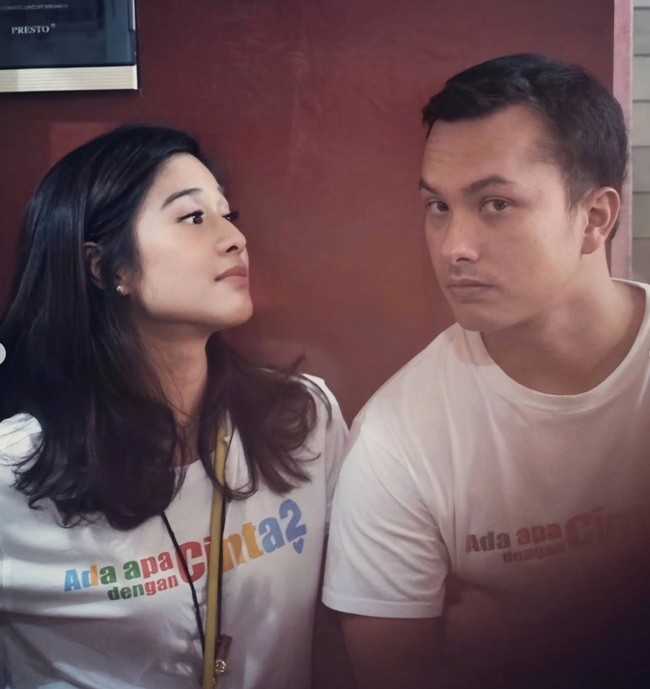 Tak hanya bersama sahabat, Dian juga membagikan fotonya bersama lawan mainnya di film yang semakin membesarkan namanya itu. Foto: Instagram/@therealdisastr