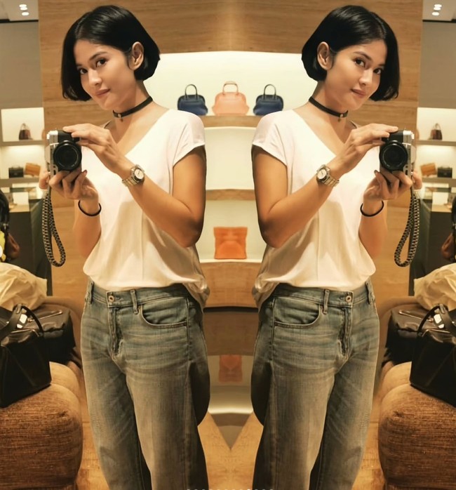 Dian juga memamerkan foto dengan gaya rambut bob pendek sedagu. Dengan riasan minimalis, pesona kecantikan alami ibu 2 anak itu kian terpancar. Foto: Instagram/@therealdisastr