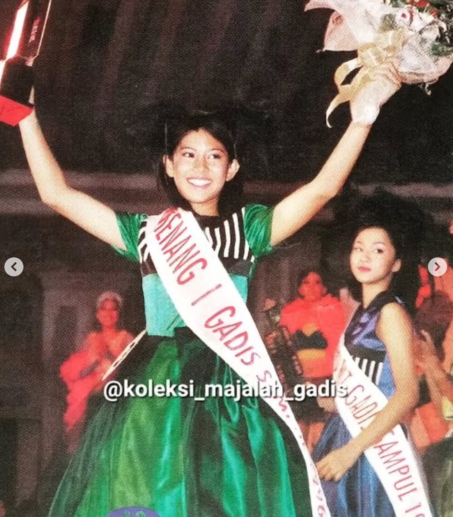 Potret Dian saat berhasil memenangkan kontes Gadis Sampul. Kenakan gaun hijau, Dian remaja tampak masih polos, namun kecantikannya memang sudah terpancar. Foto: Instagram/@therealdisastr
