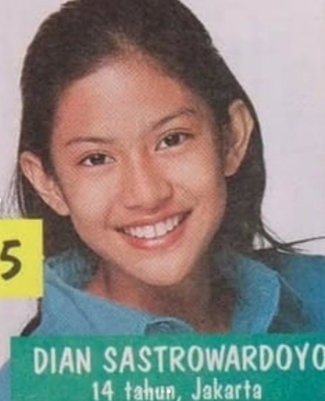 Tak kalah banyak yang memuji penampilan Dian di tahun 1996, saat usianya masih 14 tahun. Dengan riasan natural minimalis, Dian terlihat cantik dengan wajah polosnya. Foto: Instagram/@therealdisastr