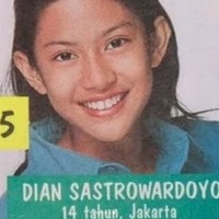 Tak kalah banyak yang memuji penampilan Dian di tahun 1996, saat usianya masih 14 tahun. Dengan riasan natural minimalis, Dian terlihat cantik dengan wajah polosnya. Foto: Instagram/@therealdisastr