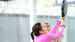 Top pink cerah dan rok plisket bikin gaya main padel Enzy Storia makin standout. Foto: Instagram Enzy Storia