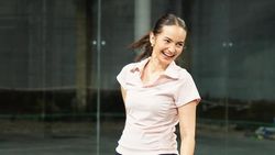 Gaya Padel Enzy Storia Curi Perhatian: Rok Plisket dan Top Pink