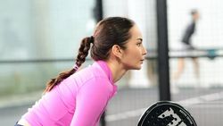 Gaya Padel Enzy Storia Curi Perhatian: Rok Plisket dan Top Pink