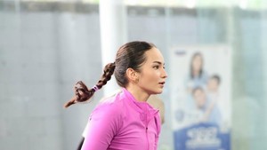 Sporty look yang bikin main padel makin semangat. Foto: Instagram Enzy Storia