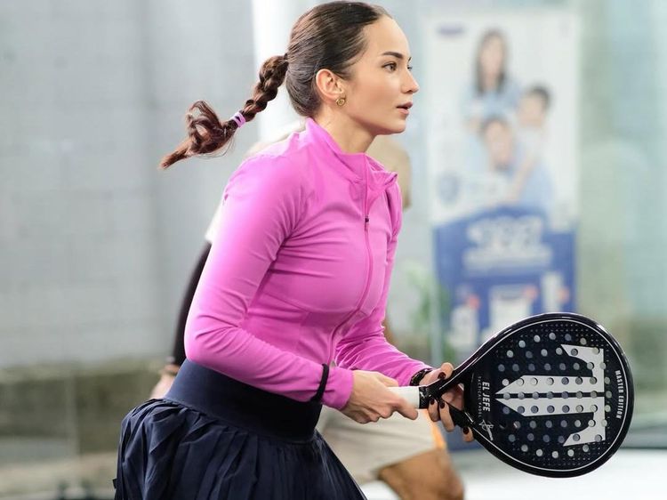 Gaya Padel Enzy Storia Curi Perhatian: Rok Plisket dan Top Pink