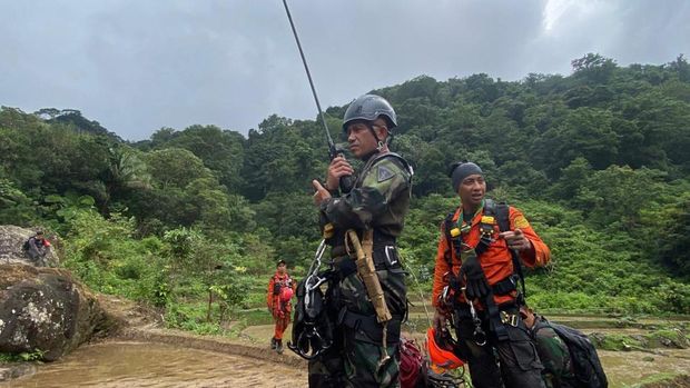 Evakuasi jenazah korban kecelakaan pesawat ATR 42-500. Dokumen Istimewa