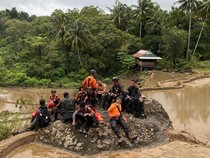 Video: Evakuasi Jenazah Korban Kedua Jatuhnya Pesawat ATR Terhambat Cuaca