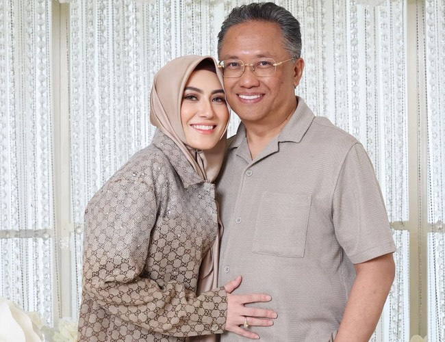 Melalui Instagram Story, Vie Shantie membantah gosip mirip tentang dirinya dan Mualem. Dia memperlihatkan sosok suaminya. Vie Shantie Khan merupakan istri dari politisi dan pengusaha Malaysia, Datuk Abdul Rahman Dahlan, yang menjabat sebagai Komisaris PT Ratu Mega Indonesia (RMI). Foto: Dok. Instagram @vieshantiekhan.