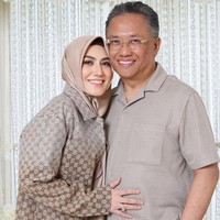 Melalui Instagram Story, Vie Shantie membantah gosip mirip tentang dirinya dan Mualem. Dia memperlihatkan sosok suaminya. Vie Shantie Khan merupakan istri dari politisi dan pengusaha Malaysia, Datuk Abdul Rahman Dahlan, yang menjabat sebagai Komisaris PT Ratu Mega Indonesia (RMI). Foto: Dok. Instagram @vieshantiekhan.
