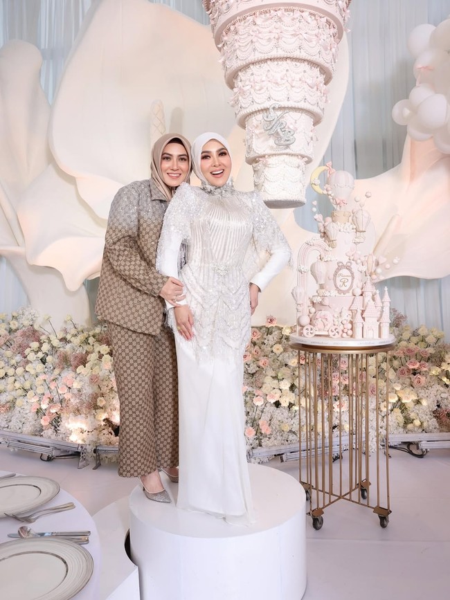 Dalam foto ini, Vie Shantie Khan tampil memukau dalam balutan setelan mewah dari brand Gucci. Vie Shantie Khan menjalin pertemanan akrab dengan deretan selebriti papan atas Indonesia, salah satunya adalah Syahrini yang sering ia temui baik di Jakarta dan Malaysia. Foto: Dok. Instagram @vieshantiekhan.