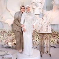 Dalam foto ini, Vie Shantie Khan tampil memukau dalam balutan setelan mewah dari brand Gucci. Vie Shantie Khan menjalin pertemanan akrab dengan deretan selebriti papan atas Indonesia, salah satunya adalah Syahrini yang sering ia temui baik di Jakarta dan Malaysia. Foto: Dok. Instagram @vieshantiekhan.